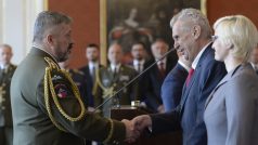 Prezident Miloš Zeman a ministryně obrany v demisi Karla Šlechtová (za ANO) gratulují novému náčelníkovi štábu Armády ČR Aleši Opatovi.