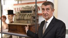 Český premiér v demisi Andrej Babiš (ANO) před jedním z exponátů