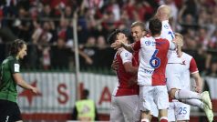 Fotbalisté Slavie slaví gól ve finále Mol Cupu