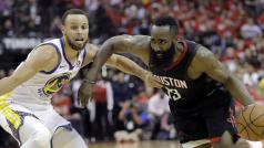 Houstonský James Harden (vlevo) proniká kolem bránícího Stephen Curryho z Golden State.