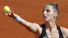 Kristýna Plíšková podává v 1. kole French Open proti Sereně Williamsové.