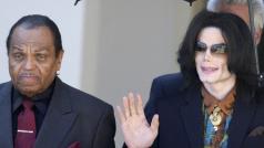 Zpěvák Michael Jackson (vpravo) se svým otcem Joem v roce 2005