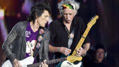 Kytaristé Ronnie Wood a Keith Richards z legendární britské skupiny Rolling Stones