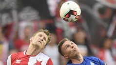 Zleva Milan Škoda ze Slavie a Serhij Sydorčuk z Dynama Kyjev