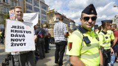 Na bezpečnost, pořádek a provoz dohlíželi policisté v reflexních vestách a uniformách.