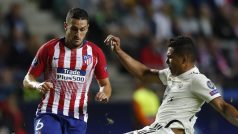 Obránce Realu Casemiro brání Kokeho z Atlética.