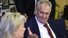 Zeman dětem řekl, že ve škole se před nimi otevře jiný svět plný tajemství, kouzel a krásných věcí.