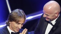 Nejlepší fotbalista roku 2018 podle FIFA Luka Modrič s předsedou Mezinárodní fotbalové federace Gianni Infantinem