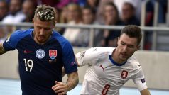 Juraj Kucka (vlevo) v souboji s Jaromírem Zmrhalem