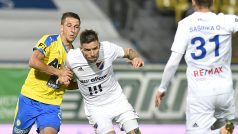 Ostravský Martin Fillo ( v bílém) v souboji s Janem Krobem z Teplic