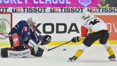 Linus Lindström se snaží prostřelit plzeňského Dominika Frodla