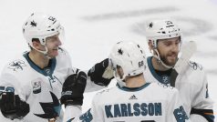 Lukáš Radil se spoluhráči ze San Jose Sharks slaví gól proti Minnesotě.