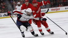 Michal Kempný v dresu Washingtonu bojuje s Christofferem Ehnem
