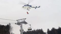 „Lano se nepodařilo obsluze zpět nahodit. Zahájena byla evakuace všech osob ze sedačkové lanovky. Na pomoc k Bukové Hoře byl povolán vrtulník,“ informovali dříve na twiteru hasiči Pardubického kraje