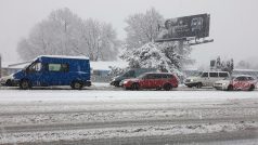 Čerstvý sníh komplikoval dopravu na jihomoravských silnicích a způsobil kalamitu v hromadné dopravě zejména na Znojemsku, Břeclavsku a v Brně.