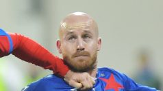 Miroslav Stoch (v modrém) během ligového utkání proti Plzni. Brání ho David Limberský.