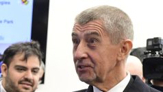 Premiér Andrej Babiš (druhý zprava) navštívil ve Washingtonu Marylandskou univerzitu. Na snímku vpravo je český velvyslanec v USA Hynek Kmoníček.