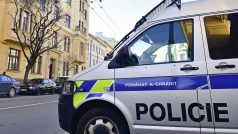 Policie poblíž domu v Údolní ulici v Brně, kde policisté navštívili byt brněnského radního a také člena dozorčí rady státního podniku ČD Cargo Jiřího Švachuly (ANO).