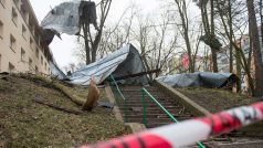 Silný vítr poničil střechu Domova mládeže v Havlíčkově ulici v České Lípě.