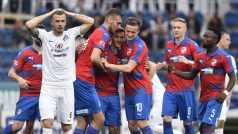 Hráči Plzně se radují z gólu. V popředí vlevo je zklamaný Stanislav Hofmann ze Slovácka