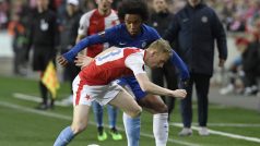 Slavista Petr Ševčík si kryje míč před Willianem z Chelsea v úvodním utkání čtvrtfinále fotbalové Evropské ligy