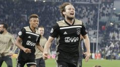 Hráči Ajaxu slaví postup přes Juventus Turín.