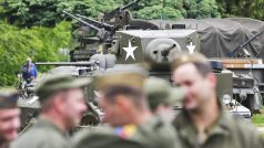 I téměř po tři čtvrtě století od konce války se do Plzně vrátilo šest amerických a čtyři belgičtí veteráni, kteří jako mladíci západ Čech v roce 1945 osvobozovali