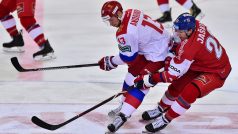 Dmitrij Jaškin v souboji se Sergejem Andronovem při přípravném utkání v Brně v rámci Euro Hockey Tour