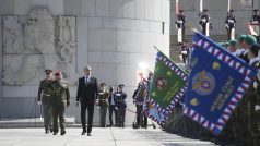 Náčelník Generálního štábu Armády ČR Aleš Opata a ministr obrany Lubomír Metnar (za ANO) při pietním aktu na pražském Vítkově.