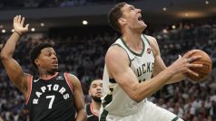 Basketbalista Milwaukee Brook Lopez (vpravo) pomohl 29 body k porážce Toronta v prvním zápase semifinále NBA