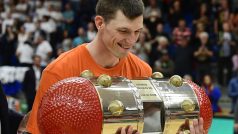 Těžká, rozpadá se a nedá se do ní nalít šampaňské. I tak měli nymburští basketbalisté z trofeje radost