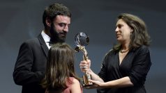 Režiséři z Bulharska Kristina Grozevová a Petar Valčanov převzali Velkou cenu Křišťálový glóbus pro nejlepší film za snímek Otec. Zády je dcera režisérů.