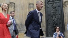 Babiš přijel na Hrad zhruba v 16.45, tedy čtvrthodinu před plánovaným začátkem schůzky. Společně s dcerou Vivien šli do katedrály svatého Víta a prošli nádvořím.