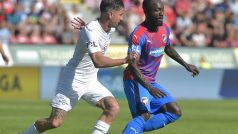 Utkání 5. kola první fotbalové ligy: Viktoria Plzeň - 1. FC Slovácko, 11. srpna 2019 v Plzni. Zleva Milan Petržela ze Slovácka a Joel Kayamba z Plzně.