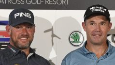 Hráči (zleva) Ernie Els z JAR, Lee Westwood z Anglie, Pádraig Harrington z Irska a Stanislav Matuš z České republiky na tiskové konferenci před golfovým turnajem Czech Masters