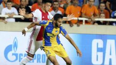 Hráč APOELu Nikósie Musa Suleimanduring si brání míč před Lisandrem Martinezem z nizozemského Ajaxu