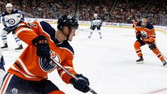 Colby Cave v utkání Edmontonu Oilers proti Winnipegu