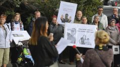 Výrobce podle demonstrantů obtěžuje zápachem obyvatele v širokém okolí továrny.