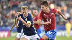 Adam Hložek běží s míčem u nohy v utkání české reprezentace do 21 let proti Skotsku