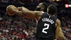 Kawhi Leonard (v černém) brání ve vystřelení Jamesovi Hardenovi