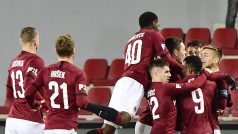 Fotbalisté Sparty se radují z trefy Michala Sáčka