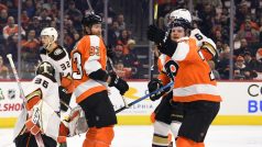 David Kaše (vpravo) vstřelil první gól v NHL