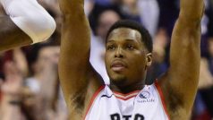 Basketbalisté Toronta Rondae Hollis-Jefferson a Kyle Lowry oslavují obrat proti Dallasu