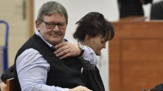 Jana a Jozef Kuciakovi, rodiče zavražděného novináře Jána Kuciaka, sedí v jednací síni specializovaného trestního soudu v Pezinku.
