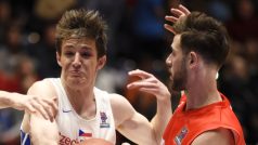 Český basketbalista Vít Krejčí v průniku mezi dánskými reprezentanty