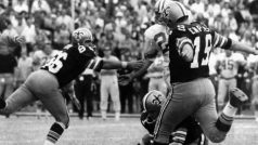 Tom Dempsey v zámořské lize NFL strávil jedenáct sezon, přestože se narodil bez prstů na pravé noze, kterou kopal. Hrál kvůli tomu se speciálně upravenou botou, která je vystavena v Síni slávy amerického fotbalu.