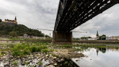 Z velké části suchá část koryta řeky Labe v Ústí nad Labem na snímku ze 4. května 2020. Pod železničním mostem je možné dojít dále než do poloviny koryta suchou nohou