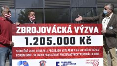 Předseda představenstva fotbalového klubu Zbrojovka Brno Václav Bartoněk (vlevo) a bývalý fotbalista Petr Švancara (uprostřed) předali 7. května 2020 řediteli Fakultní nemocnice Brno Jaroslavu Štěrbovi (vpravo) na boj s pandemií nového koronaviru šek na více než milion korun.