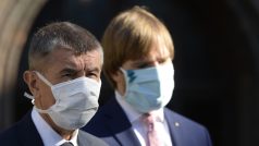 „Pan Prymula a pan ministr Adam Vojtěch (na snímku vpravo) budou spolupracovat, na to dohlédnu,“ premiér Andrej Babiš (vlevo) s tím, že Prymuly se bude ptát na různé názory