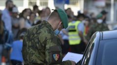 Voják kontroluje vozidlo na česko-polské hranici v Těšíně, kde se 15. června 2020 sešli lidé, aby vyjádřili svůj nesouhlas s omezeními týkajícími se pohybu přes hranici v Těšínském Slezsku.